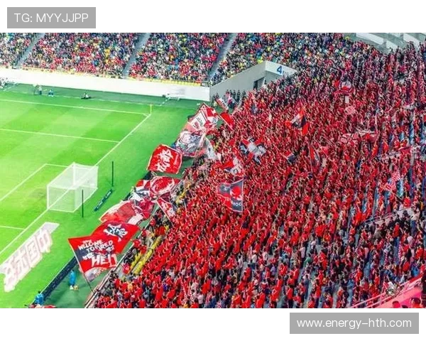 足球场惊现篮球巨星亲临助阵球迷欢呼声四起瞬间引爆社交媒体