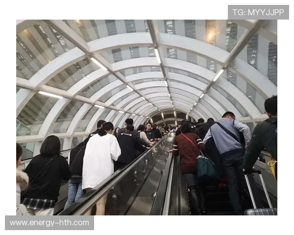 足球巨星背后的孤独人生：荣耀光环下的心灵独行者